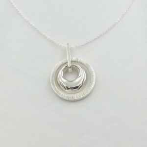 Dije Mabel con Cadena